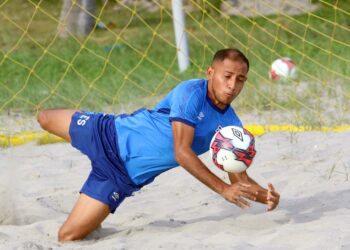 La selección salvadoreña de fútbol playa enfrenta este lunes a República Dominicana en el premundial en Costa Rica