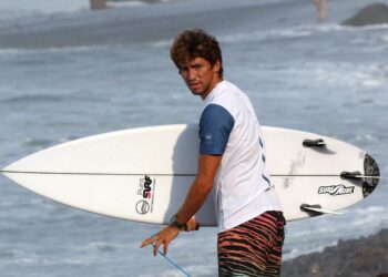 Surfista salvadoreño Bryan Pérez afirma que representación nacional ha mejorado