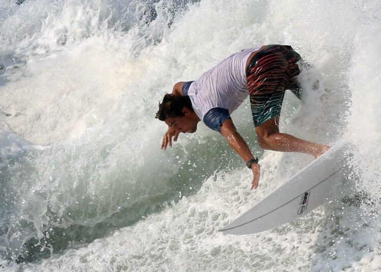 Surfistas salvadoreños afinan su preparación para el Surf City El Salvador 2021