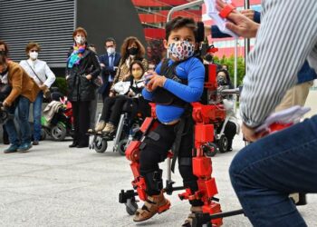 Desarrollan el primer exoesqueleto que ayudará a caminar niños con parálisis cerebral