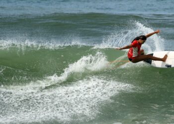Delegaciones internacionales entrenan para el Surf City El Salvador ISA World Surfing Games 2021
