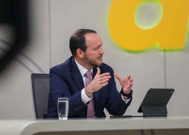 Gustavo Villatoro: Funes entregó dinero de los salvadoreños a su suegro para despilfarrarlo