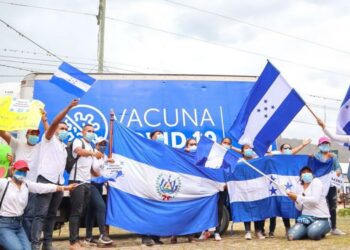Hondureños estarían planeando caravana hacia El Salvador para vacunarse contra la Covid-19, según El Heraldo