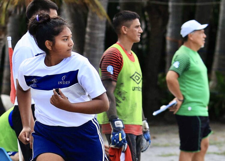 Hilary Morán, la árbitro de la Liga de Fútbol Playa