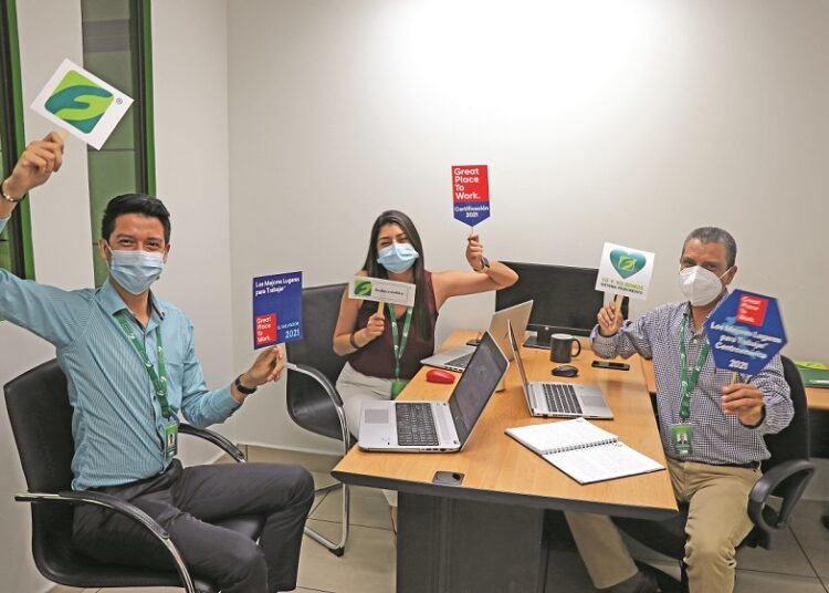Fedecrédito recibe certificación como uno de los mejores lugares para trabajar en El Salvador y Centroamérica