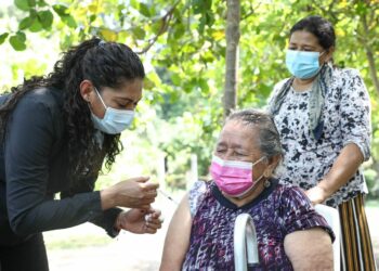 Ministerio de Salud aplica vacuna anti Covid-19 a adultos mayores de la isla La Colorada, en La Paz