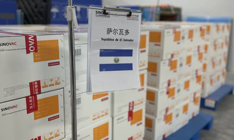 El Salvador recibe nuevo lote con medio millón de vacunas