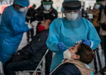 Los casos semanales de covid-19 a nivel mundial bajaron por primera vez desde febrero