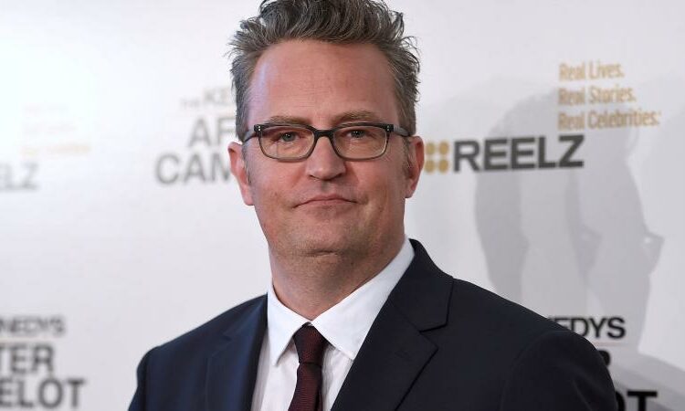 Matthew Perry, es expuesto por coquetear con una mujer 30 años más joven que él en una App de citas