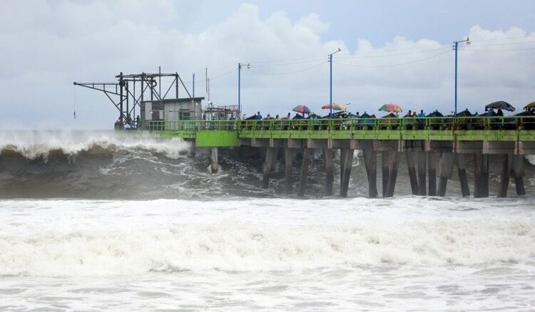Ministerio de Medio Ambiente advierte que incremento de oleaje podría causar inundaciones y volcamientos de embarcaciones