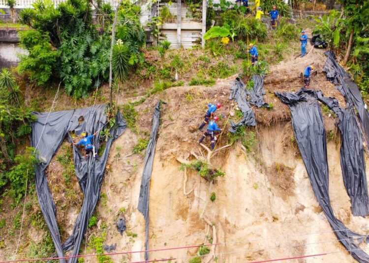 Alcaldía de San Salvador y MOP realizan trabajos para prevenir desbordamiento de un talud sobre carretera a Los Planes de Renderos