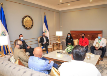 Presidente Bukele recibe a alcaldes de Honduras que llevarán vacuna contra el Covid-19 a sus municipios