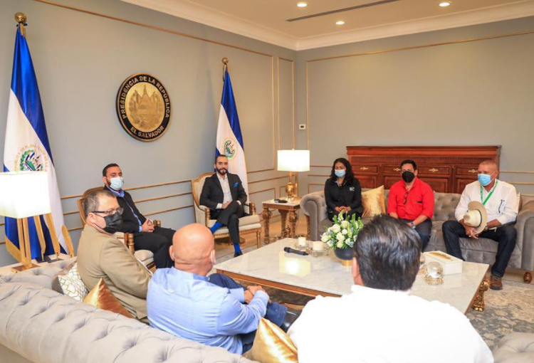 Presidente Bukele recibe a alcaldes de Honduras que llevarán vacuna contra el Covid-19 a sus municipios
