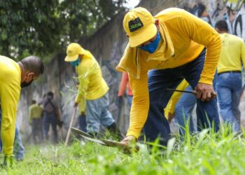 Privados de libertad realizan trabajos de limpieza en Soyapango