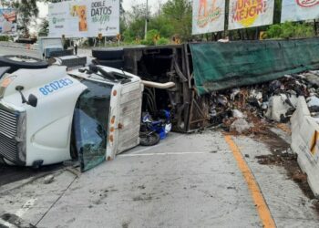 Rastra cargada con desechos sólidos vuelca en la carretera al puerto de La Libertad