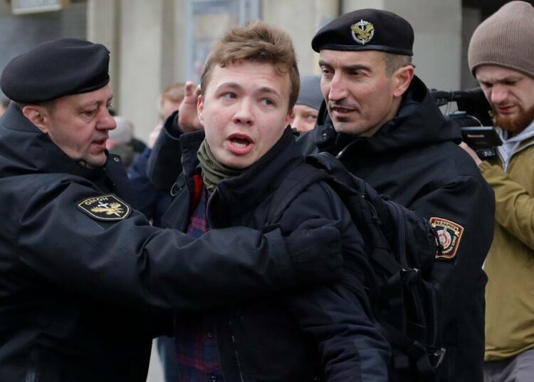 Bielorrusia intercepta un avión y detiene al periodista opositor Roman Protasevich