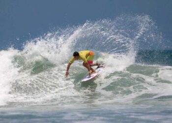 Salvadoreños Arenivar y Miranda avanza en la rondas de repechaje del Surf City El Salvador ISA World Surfing Games 2021