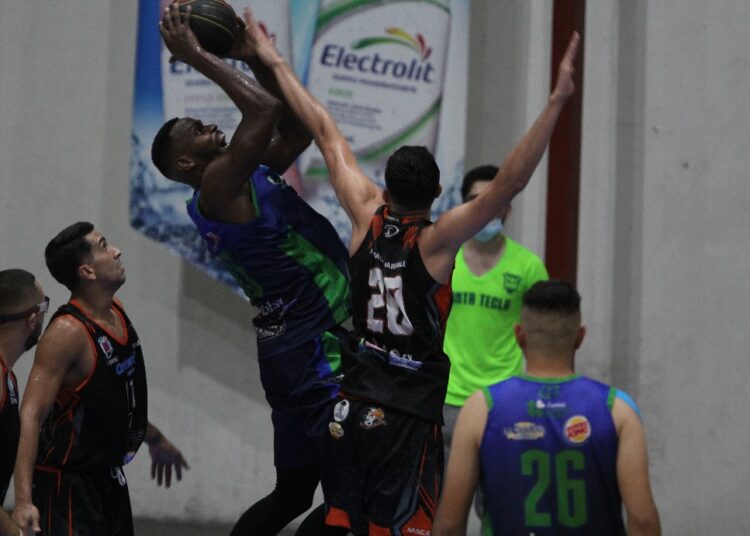 Santa Tecla derrota a Águila en el inicio de las semifinales de la Liga de Baloncesto Mayor