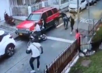 (VIDEO) Un hombre detiene con una patada voladora a dos ladrones en moto en Colombia