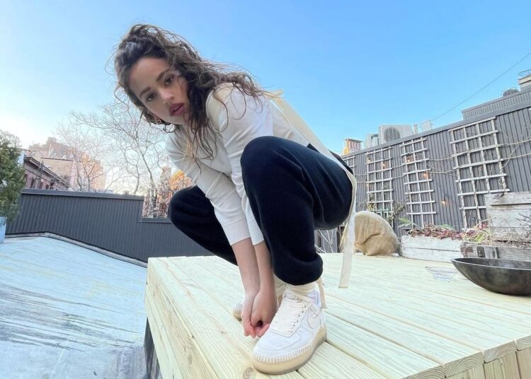 Rosalía seduce a Instagram con reveladora minifalda