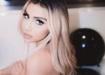 Alexa Dellanos posa muy sensual con un bikini negro