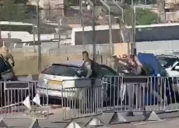 (VIDEO) Un hombre embistió con un automóvil a policías israelíes en Jerusalén