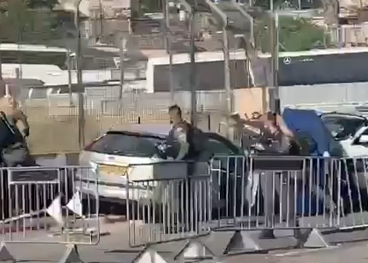 (VIDEO) Un hombre embistió con un automóvil a policías israelíes en Jerusalén