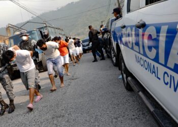 PNC cierra cuatro bartolinas y traslada a los reos hacia el sistema penitenciario