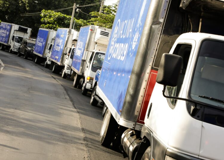 Inicia traslado de vacunas anti COVID-19 donadas por El Salvador a Honduras