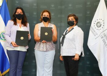 Ministerios de Vivienda y Educación entregan escrituras de propiedad a 84 centros escolares del país