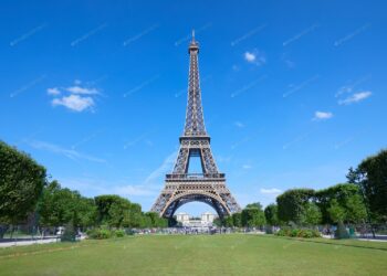 Una ilusión óptica hace ‘flotar’ la torre Eiffel sobre un enorme barranco