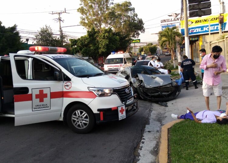 Grave accidente en la avenida Bernal deja 2 lesionados