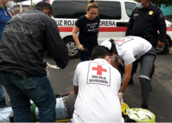 Motociclistas chocan gravemente en San Salvador