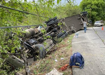 Se reporta camión volcado sobre la carretera Panamericana en El Carmen, La Unión