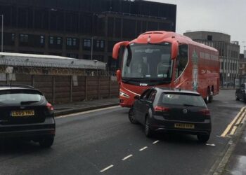 Aficionados del Manchester United bloquearon con sus vehículos el bus de los jugadores del Liverpool
