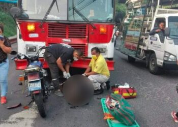 Accidente entre bus y motocicleta deja 2 lesionados en calle Agua Caliente