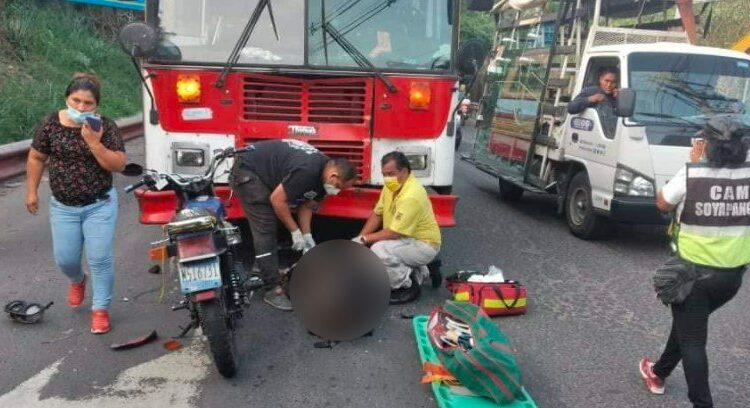 Accidente entre bus y motocicleta deja 2 lesionados en calle Agua Caliente