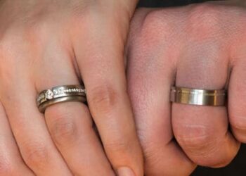 Un hombre pierde su anillo de boda y aparece encajado en el cuerpo de un pez