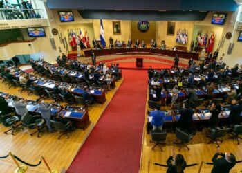 Reforman ley de imprenta para que periódicos paguen impuestos