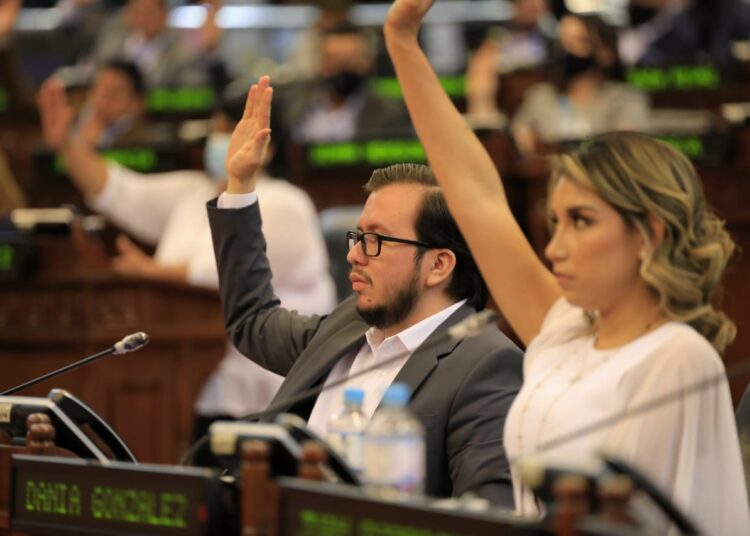 Asamblea aprueba ley para facilitar adquisición de nueva medicina contra el COVID-19