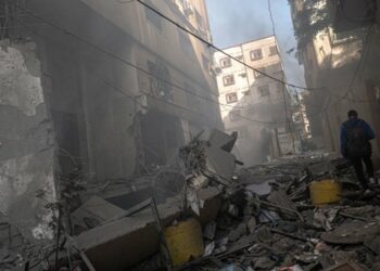 Israel lanzó un intenso ataque aéreo contra el grupo terrorista Hamas en la Franja de Gaza y destruyó su sistema de túneles