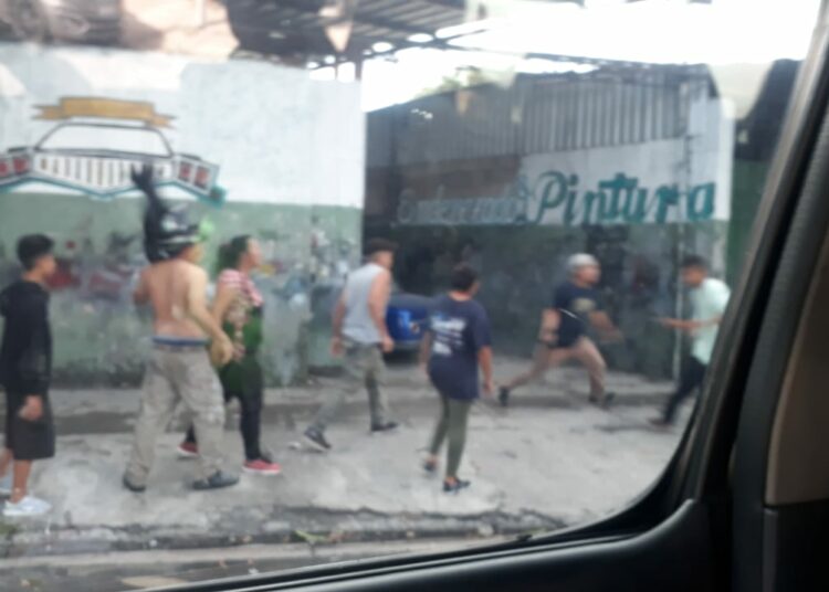 Accidente en Avenida Bernal provoca violenta pelea callejera que termina en capturas