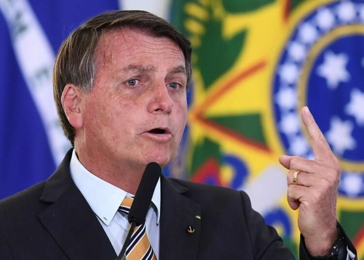 El presidente de Brasil Jair Bolsonaro amenazó con sacar un decreto para eliminar el confinamiento y advirtió que el Supremo no podrá impedirlo