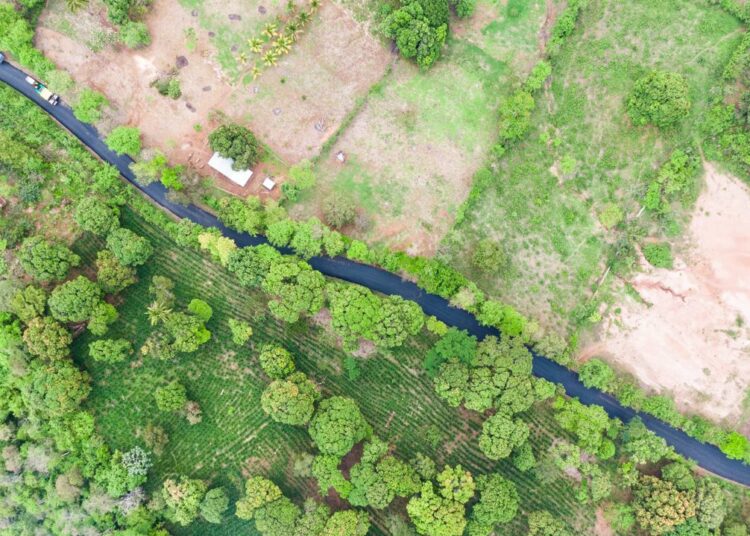 MOP supervisa pavimentación en calle que conecta municipios de Teotepeque y Jicalapa, La Libertad