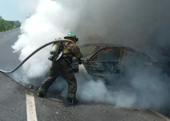Accidente sobre carretera de Oro provoca que vehículo se incendie