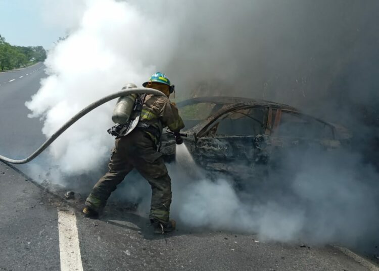 Accidente sobre carretera de Oro provoca que vehículo se incendie