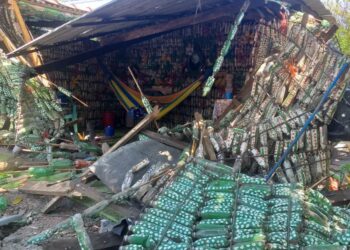 Vehículo destruye famosa vivienda hecha de botellas por una anciana, y el gobierno le construirá una nueva