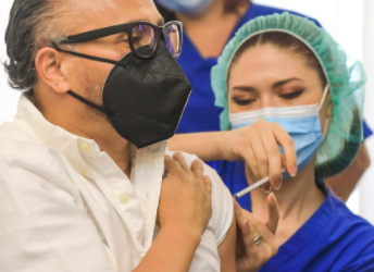 Presidente de la Asamblea Legislativa se vacuna contra el COVID-19