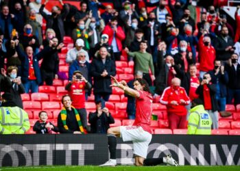 Edinson Cavani volvió a brillar con un golazo de mitad de cancha y el Manchester United se lo dedicó con sutileza a Boca