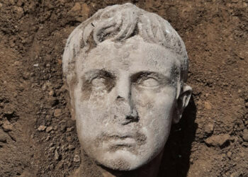 Hallan en Italia la cabeza de una estatua romana del emperador Augusto